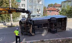 Kocaeli'de işçi servis aracının çarptığı anne ve kızı öldü, 6 kişi yaralandı
