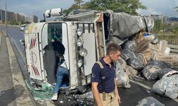 Küçükçekmece'de kamyonetin devrilmesi sonucu 2 kişi yaralandı