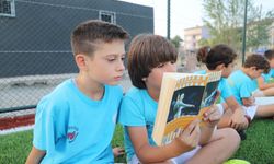 Tekirdağ'da yaz spor okuluna katılan öğrenciler kitap okuma alışkanlığını sahada kazanıyor