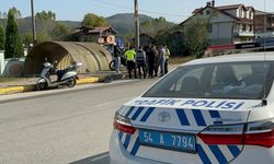 Akyazı'da kamyonetle çarpışan motosikletin sürücüsü yaralandı