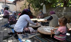 Balıkesir'de kadınların geleneksel imece usulü kış hazırlığı yapılıyor