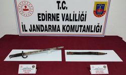 Edirne'de bir kişinin üzerinde tarihi olduğu değerlendirilen kılıç ve kını ele geçirildi