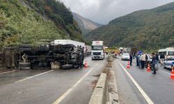 GÜNCELLEME - Sakarya'da trafik kazasının ardından kapanan kara yolu kontrollü olarak ulaşıma açıldı