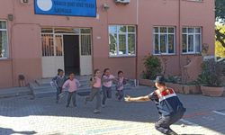 Jandarma ekipleri Kavacık Şehit Oğuz Yelken İlkokulunu ziyaret etti.