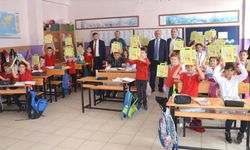 Karamürsel'de ilkokul öğrencilerine ücretsiz hikaye kitabı dağıtıldı