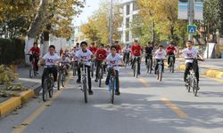 Kocaali'de Cumhuriyet'in 100. yılı dolayısıyla bisikletle şehir turu yapıldı