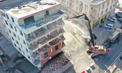 Kocaeli'de 5 katlı riskli bina belediye ekiplerince yıkıldı