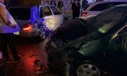 Kocaeli'de iki otomobilin çarpıştığı kazada 3 kişi yaralandı