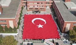 Kocaeli'de lise öğrencileri Cumhuriyet'in 100. yılı dolayısıyla dev Türk bayrağı açtı