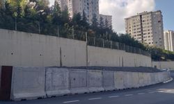 Maltepe'de çökme riski bulunan istinat duvarının önüne beton bloklu önlem