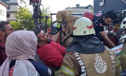 Pendik'te binanın çatısında çalışırken üzerine sac düşen işçi yaralandı