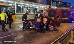 Bursa'da Bursaray Duvarına Çarpan Otomobilde İki Kişi Yaralandı