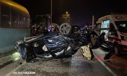Osmangazi'de Bursaray Duvarına Çarpan Araçta Bir Ölü, Üç Yaralı
