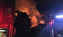 Bursa Osmangazi'de Ahşap Ev Yangını İtfaiye Tarafından Söndürüldü