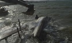 Ayvalık'ta fırtınayla gelen sağanak denizi taşırdı, balıkçı tekneleri battı