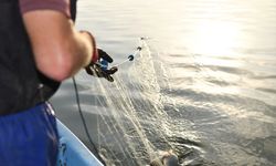 Bursalı balıkçı 22 yıldır ailesinin geçimini Uluabat Gölü'nden sağlıyor