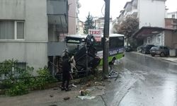 Kocaeli'de freni boşalan otobüs 3 aracın ardından evin balkonuna çarptı
