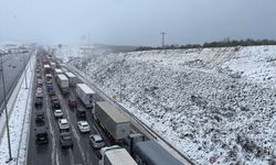 Kocaeli'deki kar yağışı, Kuzey Marmara Otoyolu'nda ulaşımı aksattı