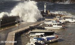 Antalya'da Fırtına ve Dev Dalgalar: Bir Tekne Batırıldı, Ulaşımda Aksamalar