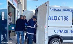 Antalya'da Trafik Kazasında Otomobil Dükkan Duvarına Çarptı: 2 Genç Hayatını Kaybetti