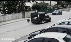 Akyazı'da Hafif Ticari Araç Teker Kopması: Karşı Otomobile Çarptı