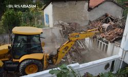 Osmangazi Belediyesi, Muradiye Mahallesi'nde Tehlikeli Metruk Binayı Yıktı