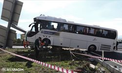 Denizli Çardak'ta Turist Otobüsü ile Otomobil Çarpıştı: 30 Yaralı
