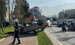 Osmangazi'de Kontrolden Çıkan Otomobil Devrildi