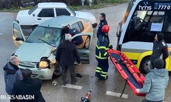 İnegöl'de Halk Minibüsü ile Otomobil Çarpıştı: 1 Yaralı