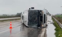 Balıkesir'de Yağışın Yarattığı Kazada Minibüs Devrildi