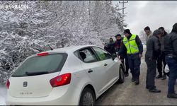 Jandarma,Yoğun Kar Yağışı Nedeniyle Mahsur Kalan Sürücülere Yardım Etti