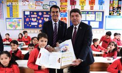Başkan Dündar ve Bakan Tunç, İlkokuldaki Öğrencilere Karnelerini Dağıttı