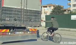Bursa'da Riskli Bisiklet Yolculuğu: Genç, Kamyon Kasasında Tehlikeli Yolculuk