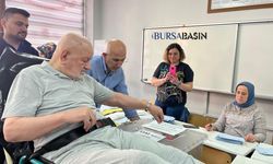 Bursa'da Hasta ve Yürüyemeyenler Ambulanslarla Oy Kullanmaya Taşındı