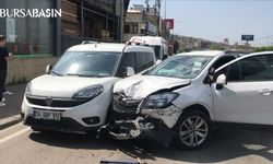 Bursa'da Otomobil Kazası: 3 Araç Çarpıştı, 5 Yaralı