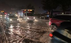 Bursa’da Sağanak Yağmur, Cadde ve Sokakları Göle Çevirdi