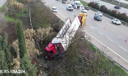 Osmangazi'de Kontrolden Çıkan Tır Refüje Uçtu