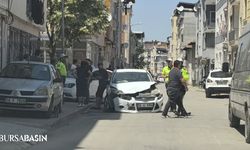 İnegöl’de Kavşakta Otomobiller Çarpıştı: 3 Yaralı