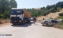 İnegöl'de hafriyat kamyonu ile otomobil çarpıştı