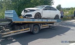 İnegöl’de Otomobil Bariyerlere Çarptı