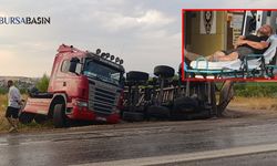 İnegöl’de Kum Yüklü Tır Kaygan Yolda Devrildi: 1 Yaralı