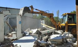 Yenişehir’de Tarım Arazilerindeki 14 Kaçak Yapı Yıkıldı