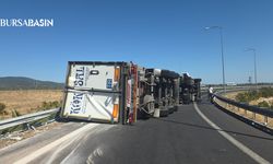 Orhangazi’de Çay Yüklü Tır Devrildi