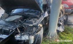 İnegöl’de Otomobil Tabelaya Çarptı: Sürücü Ağır Yaralı