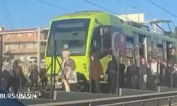Bursa’da metro arızası: Yolcular raylara indi
