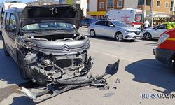 Hafif Ticari Araç İle Otomobil Çarpıştı
