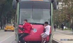 Bursa’da çocuklar tramvayın arkasına takılıp yolculuk yaptı