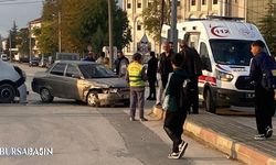 İnegöl’de Servis Minibüsüyle Otomobil Çarpıştı: 1 Yaralı