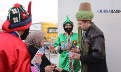 Gürsu’da Başkan Işık Evliya Çelebi Kostümüyle Su Dağıttı