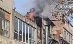 İnegöl’de Mobilya İmalathanesinde Çatı Yangını